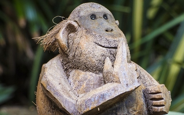 פסל קוף מגולף באגוז קוקוס