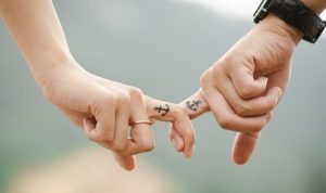 זוג-ידיים-אוחזות-אחת-בשניה